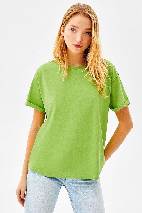 2. Fıstık yeşili tişörtler çok hoş oluyor!