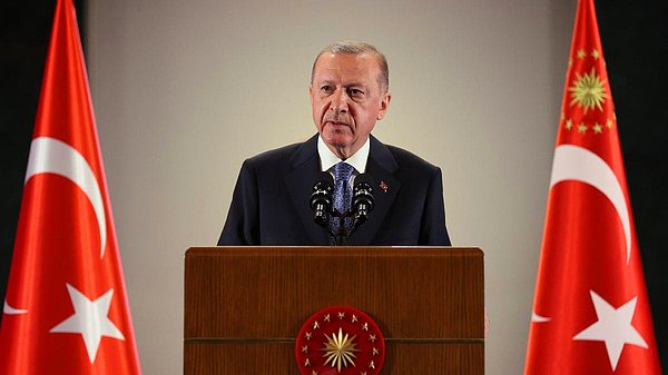 Cumhurbaşkanı Recep Tayyip Erdoğan, İsrail Cumhurbaşkanı Yitzhak Herzog ile yaptığı telefon görüşmesinde, İsrailli bazı radikal grupların ve güvenlik güçlerinin Filistinlilere yönelik saldırılarının İslam aleminde haklı tepkilere neden olduğunu söyledi.