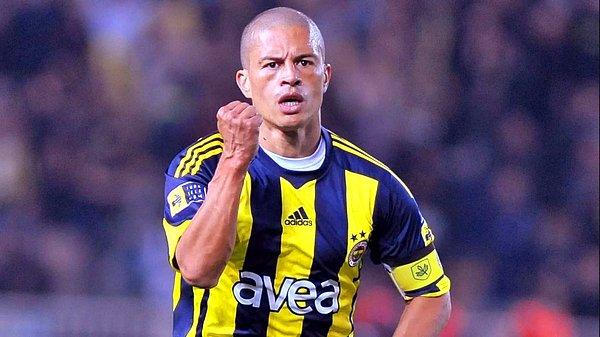 Hem Fenerbahçe yıllarını hem de Türkiye'deki futbol ortamını özetleyen Alex, başından geçen bir olayı da paylaştı.