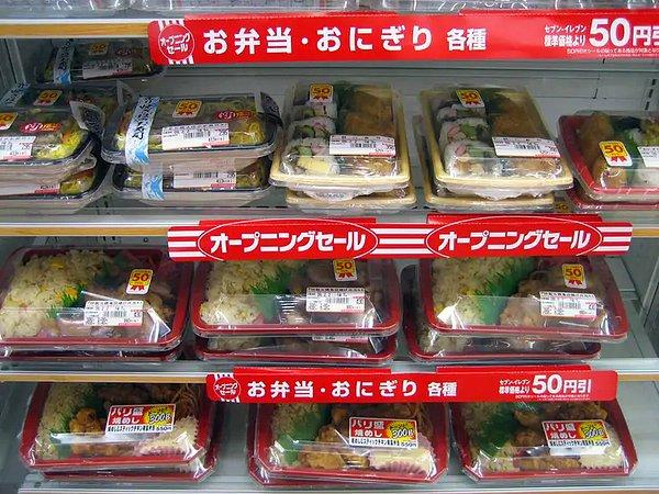 7. Japonya'da bazı marketlerde tamamen hazır bento kutular, taptaze suşiler, onigiri gibi gurme yemekler satılmaktadır. Satın aldıktan sonra ısıtmanız için de mikrodalgalar bulunur. Bu o kadar yaygındır ki insanlar marketlerde yemek yer.