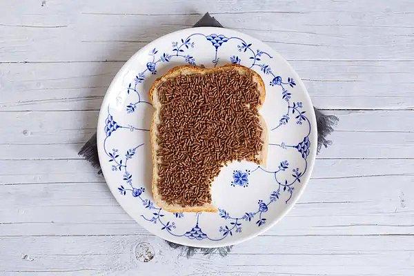 8. Hollanda'da, tereyağlı ekmek üzerine serpilmiş süs çikolatasından başka bir şey olmayan hagelslag adlı popüler bir kahvaltı var...