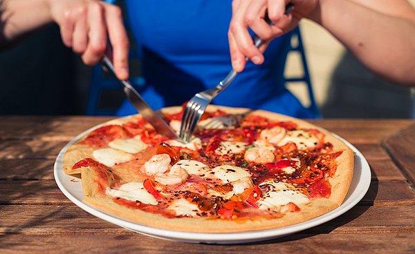 12. Ellerinizle pizza yemek, dünyanın geri kalanının anlamadığı bir Amerikan adetidir. Diğer birçok yerde, insanlar pizzayı çatal bıçakla yer.