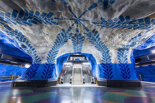12. "Metro istasyonlarını resmen sanat galerisi olarak kullanıyorlar. Neredeyse tüm istasyonlar farklı temalarda birçok sanatçı tarafından dekore edilmiş."