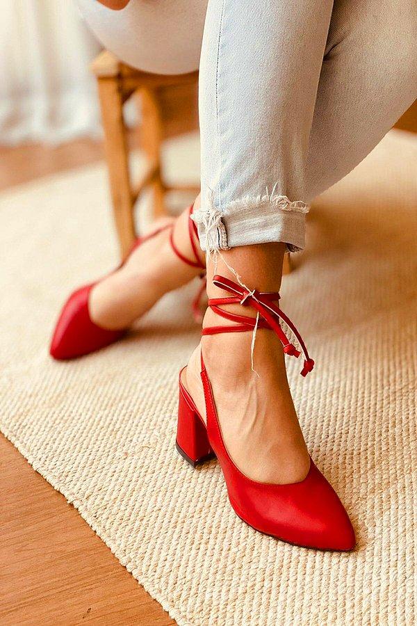 19. Bilekten bağlamalı kırmızı ayakkabı ile bayrama hazır hissedeceksiniz.