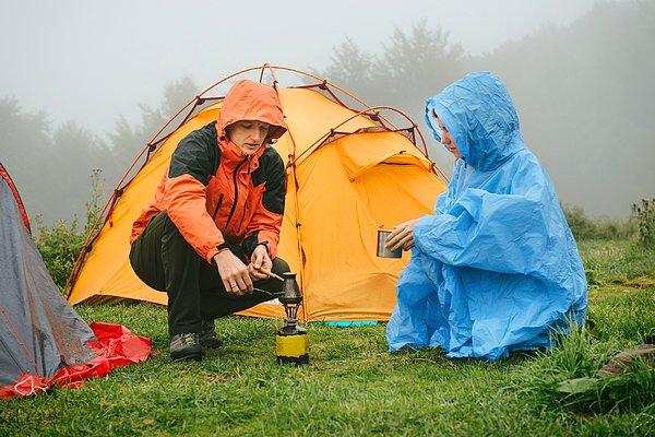 4. Bahar kamplarında mutlaka yanında bulundurman gereken şeylerden biri de yağmurluk.