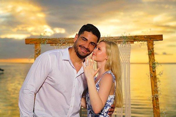 31 yaşındaki milli güreşçimiz Taha Akgül, sosyal medya hesaplarında sevgilisine evlenme teklif ettiğini duyurdu.