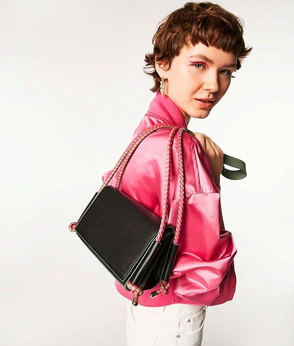 11. Farklı olmayı sevenlere özel tasarlanan Twist omuz çantası...