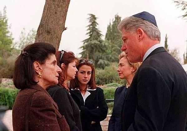 Bugün dünyada neler oldu? İsrail Başbakanı İzak Rabin'in istifasının arkasında eşi Leah Rabin'in bir Amerikan bankasındaki yasa dışı hesabı vardır. Leah Rabin bu hesap yüzünden hapse girer ve eşi de görevinden istifa eder. İzak Rabin'den sonra görevi Şimon Peres alır.