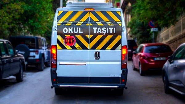 İzmir Otobüsçüler ve Umum Servis Araçları İşletmecileri Odası, öğrenci servislerinde yüzde 40 fiyat artışı yapılmasını istedi.