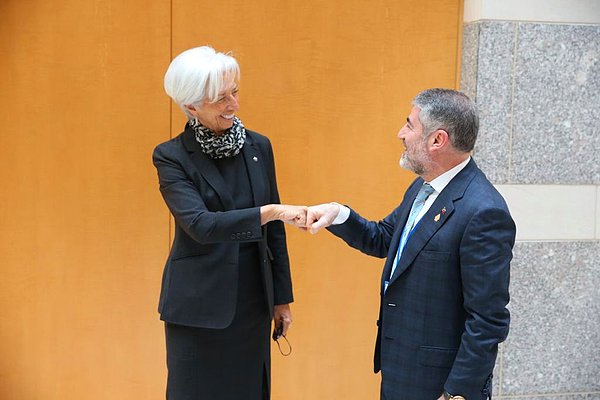 Nebati, Avrupa Merkez Bankası Başkanı Christine Lagarde ile de küresel ekonomik gelişmeler üzerine verimli bir görüşme gerçekleştirdiklerini bildirdi.