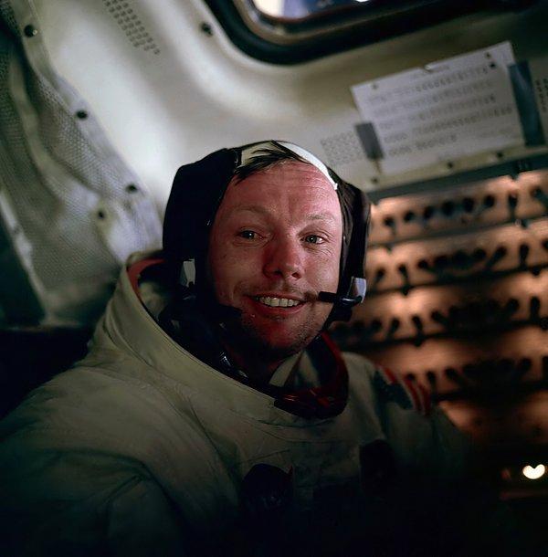 9. Neil Armstrong'un Ay'a ne bıraktığını kimse bilmiyor.
