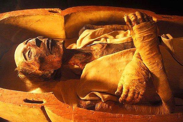 10. II. Ramses kızıl saçlıydı.
