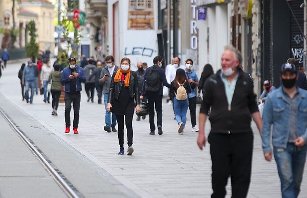 2. 2 Mart tarihinde açık alanlardaki maske kullanma zorunluluğu kaldırıldı.