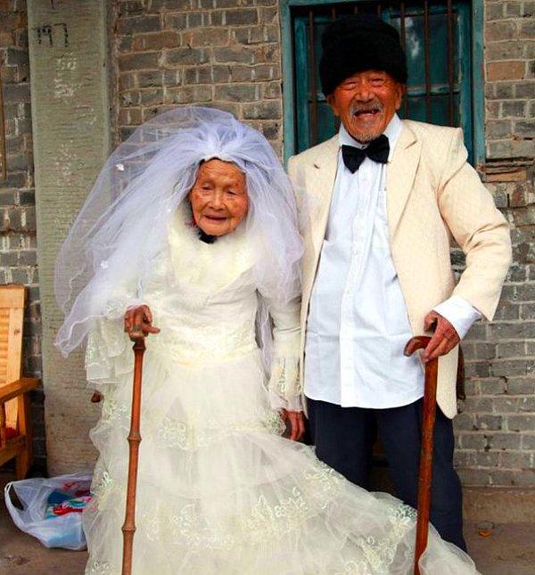 5. 101 yaşındaki Conghan ve 103 yaşındaki Sognshi'nin evliliklerinden 88 yıl sonraki ilk düğün fotoğrafı:🥺