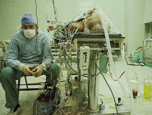 8. 23 saat süren başarılı bir kalp nakli ameliyatının ardından dinlenen bir cerrah: