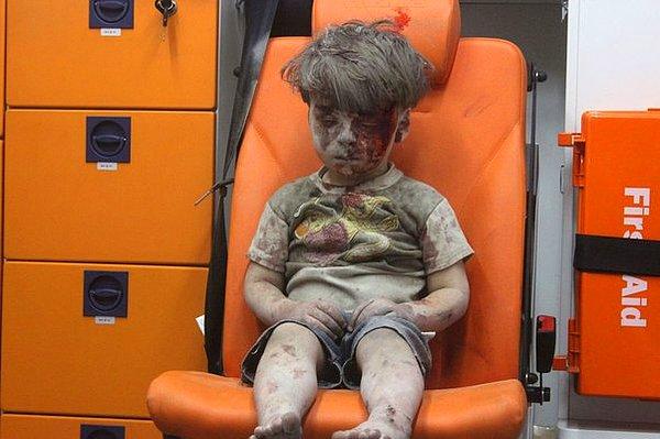 13. Suriye'de yaşanan iç savaşın en çarpıcı fotoğraflarından olan 5 yaşındaki Ümran'ın yüreğimizi dağlayan bu görüntüsü: