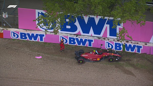 İkinci seansta ise Ferrari pilotu Carlos Sainz bariyerlere çarparak sıralama turlarına veda etti.