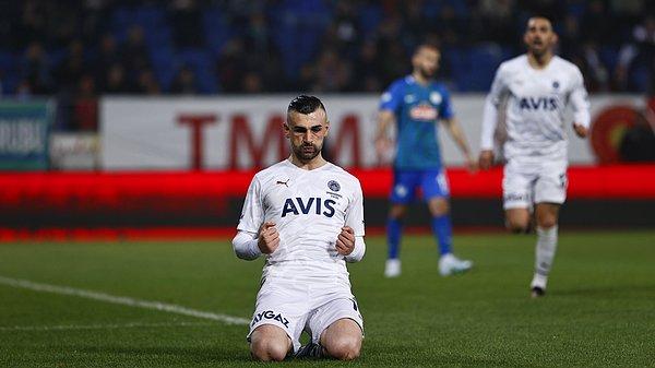 45+3 ve 45+9'da hakem Halil Umut Meler Fenerbahçe lehine penaltı noktasını gösterdi ve Serdar Dursun iki penaltıyı gole çevirmeyi başardı. İlk yarı 3-0 sona erdi.