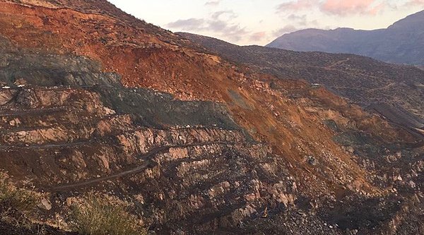 1. Elazığ’da Cumhuriyet tarihinin en büyük maden rezervi ihalesi Ensar Vakfı’nın yönetiminde bulunan Halil Bacacı’nın şirketine gitti.