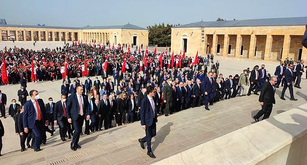 6. 23 Nisan Ulusal Egemenlik ve Çocuk Bayramı ile TBMM'nin 102. kuruluş yıldönümü vesilesiyle Anıtkabir'de tören yapıldı. Cumhurbaşkanı Erdoğan ise geçmiş yıllardaki alışkanlığını sürdürerek yine Anıtkabir'deki törene katılmadı.