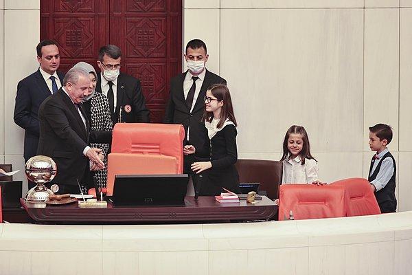 Başkan Şentop, bunun üzerine Mamak Atlıoğlu Ortaokulu 6. Sınıf öğrencisi Havva Dilay Gülez'e başkanlık koltuğunu devretti.