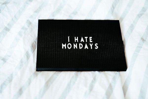 5. İngilizcede pazartesi anlamına gelen "Monday" kelimesi, Eski İngilizcede "Mōnandæg" kelimesinden ve Orta İngilizcede "Monenday" kelimesinden gelir.