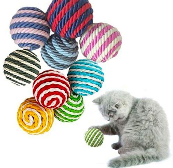 16. Eğlenceli vakit geçirmelerini sağlamak için renkli kedi oyun topu...