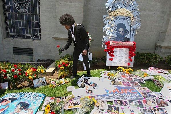 Ölümünün ardından Barack Obama, Nelson Mandela gibi politikacılar Micheal Jackson'dan övgü ile bahsetti.