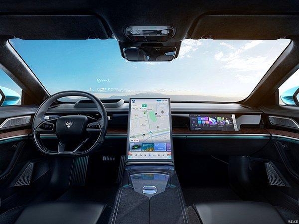 Otonom sürüş anlamında da Tesla FSD'den geride kalmıyor ve 4. seviye otonom sürüş desteği sunuyor.