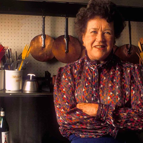 Fransız Yemek Sanatında Ustalaşmak'ın başarısından sonra, Julia Child kendi şovu The French Chef'i sundu.