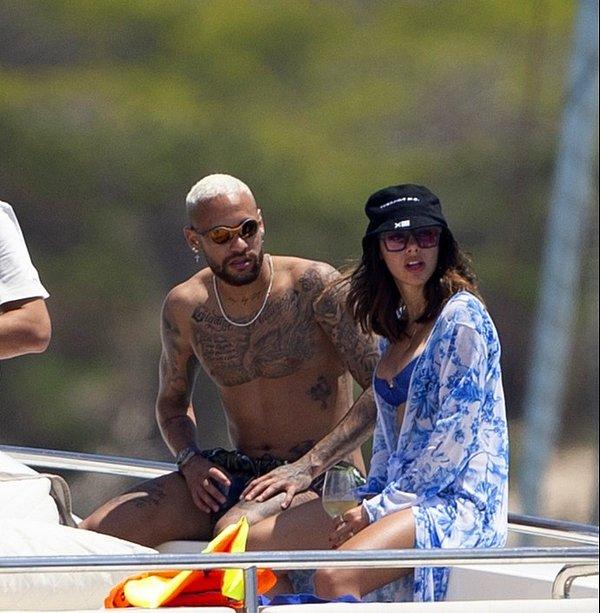 Geçtiğimiz Ağustos ayında Ibiza’da bir kadınla tatil yaparken görüntülenen Brezilyalı süper yıldız Neymar’ın yanındaki kişinin yeni sevgilisi olduğu iddia edilmişti.