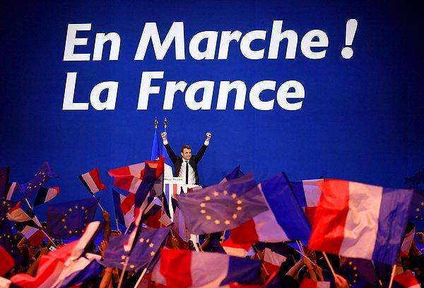 "En Marche!" (Yürüyüş) isimli siyasi bir hareket başlatan Macron, ekonomi konusundaki yeni fikirleri ve reformlarıyla özellikle genç kitlenin favorisi haline geldi.