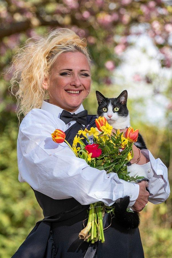 49 yaşındaki Deborah Hodge, geçtiğimiz günlerde Hindistan isimli kedisi ile bir parkta sade bir nikah töreniyle dünyaevine girdi.