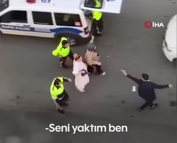 Seyir halinde telefonla konuştuğu için ceza kesilen Tok, kendisini darp ettiğini iddia ettiği polise 'Seni yaktım, üniformanı çıkar teke tek gel. Bittin oğlum sen, aldıracağım seni' diyerek tehdit etti.