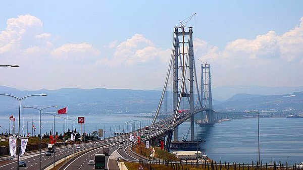 Osmangazi Köprüsü maliyeti 1.7 milyar dolar olduğundan yola çıkarsak 25-26 köprü ediyor.