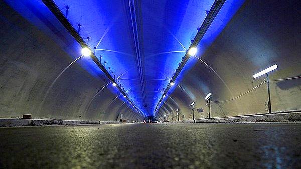 Gelelim Avrasya Tüneli'ne 1,2 milyarlık tünelden 36-37 tane yaparak İstanbul'da köstebek gibi gezebilirdik.