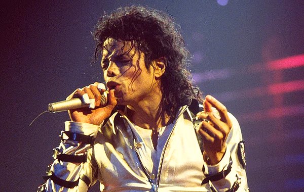 10. Geçtiğimiz yıllarda hayatını kaybeden efsane şarkıcı Michael Jackson'ın ölüm sebebini araştırdık!