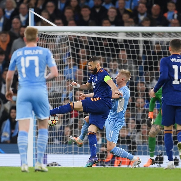 Karim Benzema 33. dakikada mükemmel bir vuruşla Real Madrid'in farkı 1'e indirmesini sağladı.