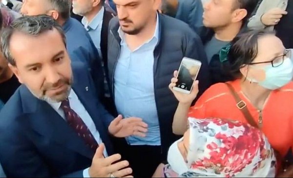 'Bakanımız müjdeyi verdi. Dua edin, dua!' diyen başkan, bu konuşmayı çeken ve gazeteci olduğunu söyleyen kişiye ise tepki gösterdi.