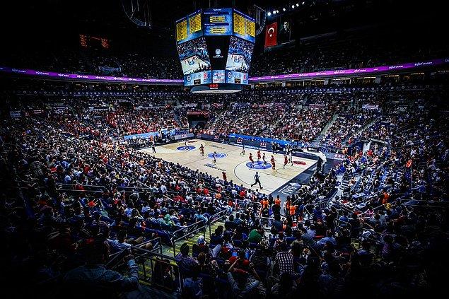 FIBA'dan yapılan açıklamada, maçı 13 bin 485 biletli seyircinin tribünden takip ettiği ve bu sayının, turnuvanın seyirci rekoru olduğu belirtildi