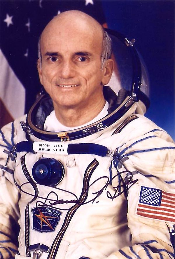 Rusya Uzay Ajansı, ''Dennis Tito sadece diğer astronot ve kozmonotları izlemekle yetinecek, hiçbir şeye dokunmayacak.'' açıklaması yapmıştı.