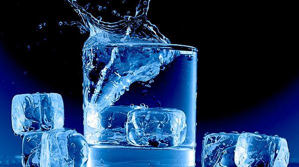 2. Ojeleri hızlı kurutmak istiyorsanız, buzlu su kullanabilirsiniz.