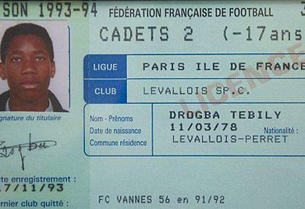 2. Fransa dönemi Didier için geleceğini belirleyen dönem oldu. Amcası Goba onu bir gençlik akademisi olan Levallois SP'ye yazdırdı. Drogba burada sağ bek olarak görev alıyordu.