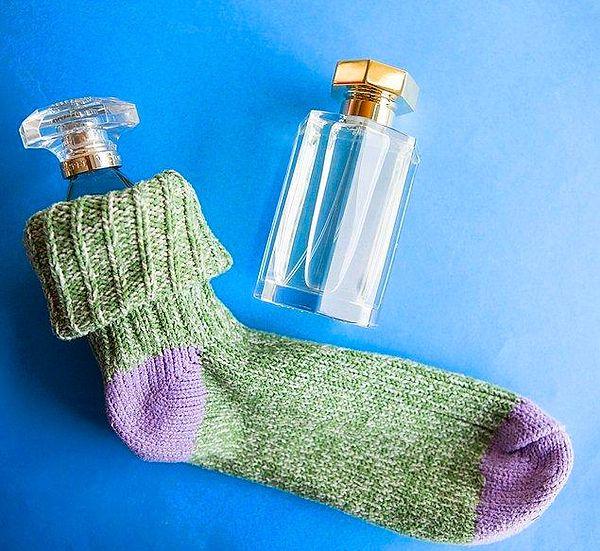 6. Parfümlerinizin kırılmasını önlemek için çorapların içine koyun.