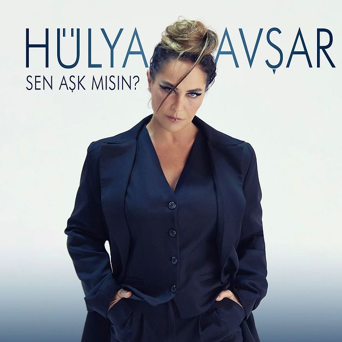 Hülya Avşar'dan Yeni Şarkı: Sen Aşk Mısın? Hülya Avşar Piyasaya Geri Dönüyor