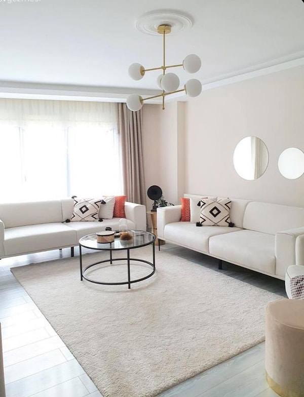 3. Minimal bir şıklığa ulaşmak için beyaz koltuklar.