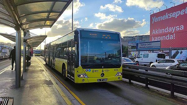 İstanbul'un ulaşımı en kolay hale getiren ve en sık kullanılan toplu taşıma aracı metrobüs; İstanbul Büyükşehir Belediyesi (İBB) ve İETT sorumluluğunda bulunan, toplamda 52 kilometre uzunluğunda ve 44 duraktan oluşan bir ulaşım ağı.