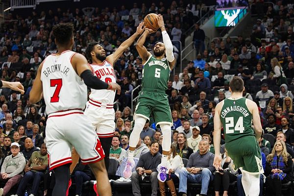 Milwaukee Bucks, Chicago Bulls ile karşılaştığı beşinci maçı 116-100 kazanarak seride 4-1 galip geldi.