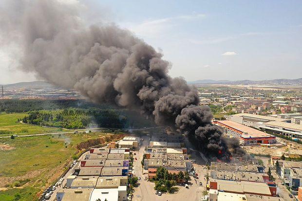 3 İşçi Hayatını Kaybetti! Tuzla'da Boya Fabrikasında Yangın