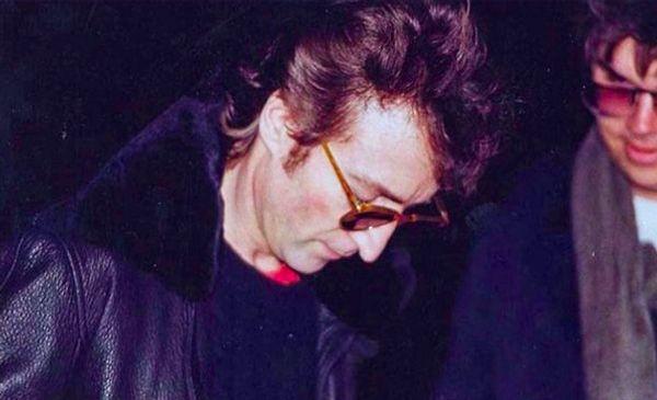 12. Öldürülmesinden saatler önce bilmeden katiline imza veren John Lennon'un o anları:
